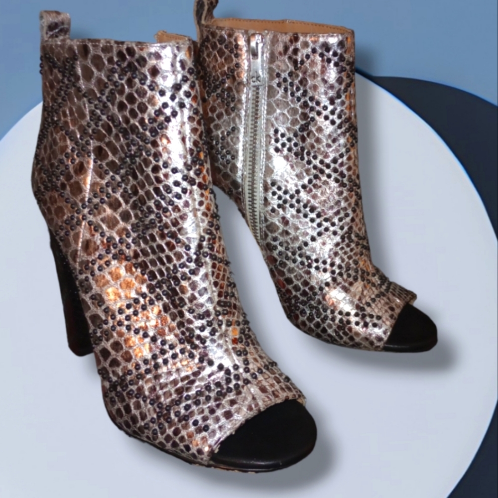 Size 5 Calvin Klein booties